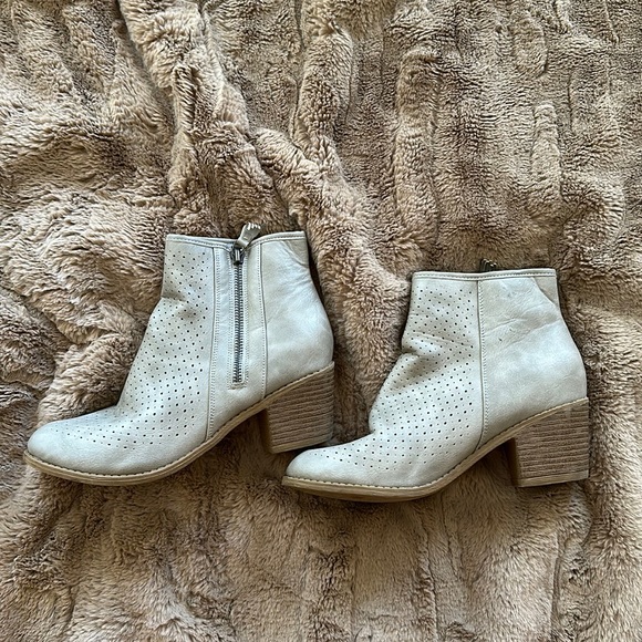 light gray ankle boots - Picture 1 of 4
